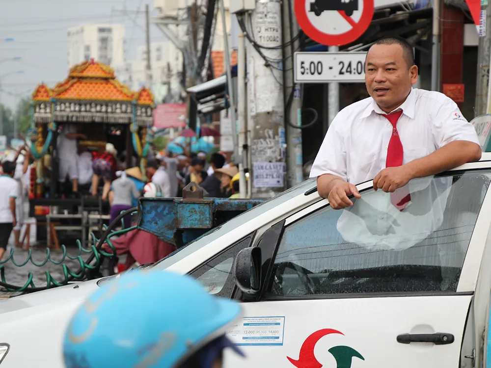 Mưa lớn,kẹt xe người dân bì bõm vượt ngập đi làm ảnh 6 Mưa lớn,kẹt xe người dân bì bõm vượt ngập đi làm ảnh 6